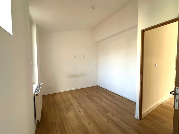 Appartement rénové de type 2 avec chambre, dressing et exposition agréable quartier Capucins