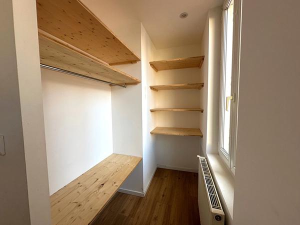 Appartement rénové de type 2 avec chambre, dressing et exposition agréable quartier Capucins