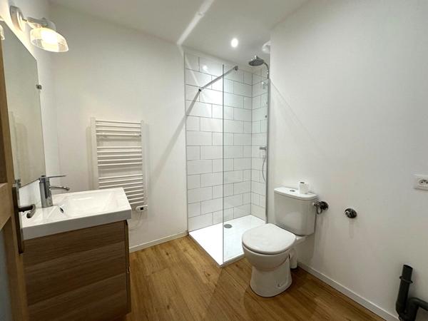 Appartement rénové de type 2 avec chambre, dressing et exposition agréable quartier Capucins