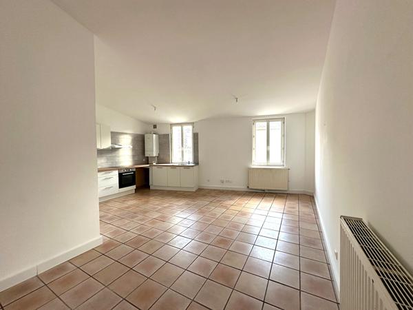 Appartement rénové de type 2 avec chambre, dressing et exposition agréable quartier Capucins