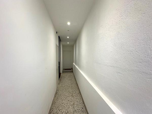 Appartement rénové de type 2 avec chambre, dressing et exposition agréable quartier Capucins