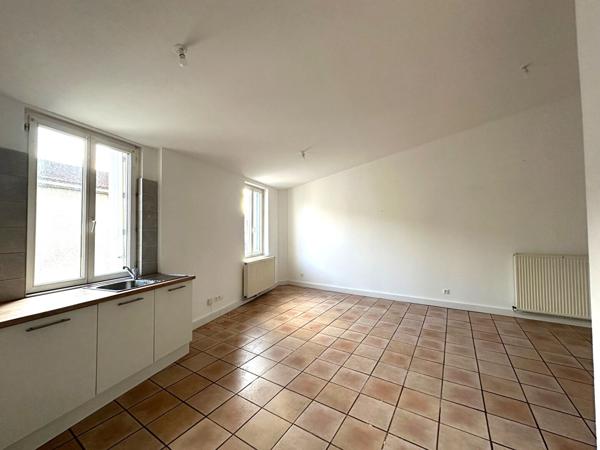 Appartement rénové de type 2 avec chambre, dressing et exposition agréable quartier Capucins
