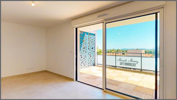 Appartement NEUF type T3 - terrasse avec vue mer et dégagée - dernier étage avec ascenceur - 2 places de parking au sous-sol sécurisé - toutes commodités du centre ville d'Hyères à pied - quartier de standing et très calme