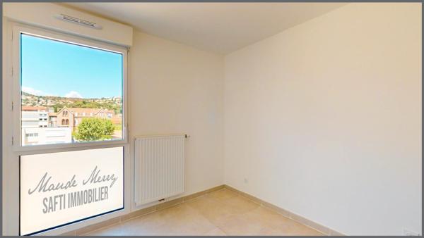 Appartement NEUF type T3 - terrasse avec vue mer et dégagée - dernier étage avec ascenceur - 2 places de parking au sous-sol sécurisé - toutes commodités du centre ville d'Hyères à pied - quartier de standing et très calme