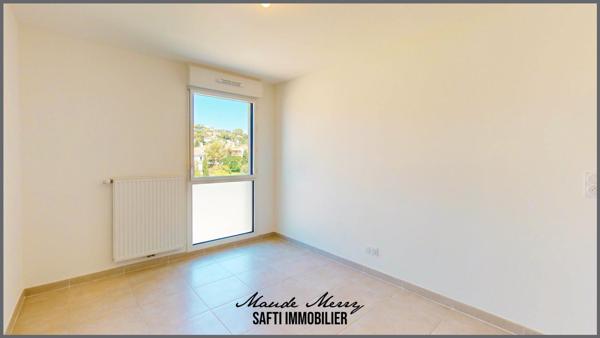 Appartement NEUF type T3 - terrasse avec vue mer et dégagée - dernier étage avec ascenceur - 2 places de parking au sous-sol sécurisé - toutes commodités du centre ville d'Hyères à pied - quartier de standing et très calme
