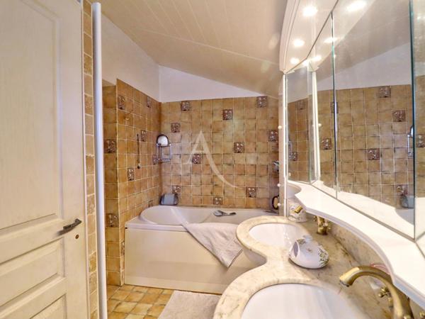 VILLA D'EXCEPTION TYPE5 AVEC PISCINE SUR TERRAIN DE 8510m² A PIERREVERT