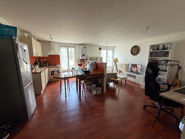 IMMEUBLE DE RAPPORT - 1 LOCAL COMMERCIAL libre et 3 APPARTEMENTS loués