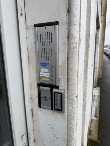 IMMEUBLE DE RAPPORT - 1 LOCAL COMMERCIAL libre et 3 APPARTEMENTS loués