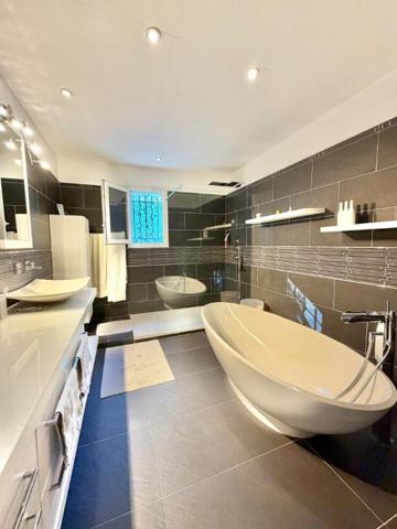 VILLA D'EXCEPTION 172 m² - PISCINE - TERRAIN ARBORÉ DE 2 000 m²