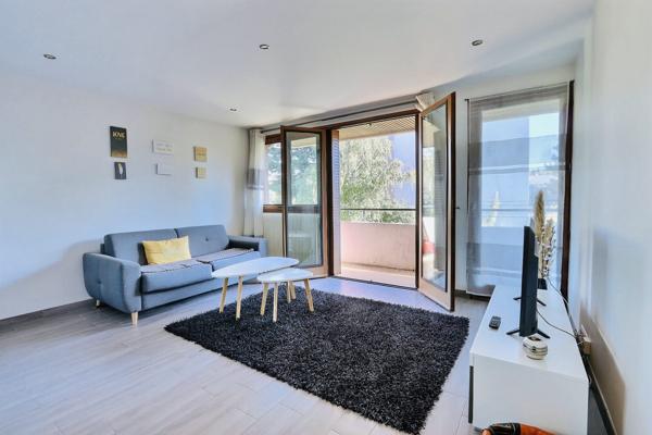 EXCLUSIVITÉ – BEAU T2 BIS DE 52 m² RÉNOVÉ AVEC BALCON, CAVE ET STATIONNEMENT