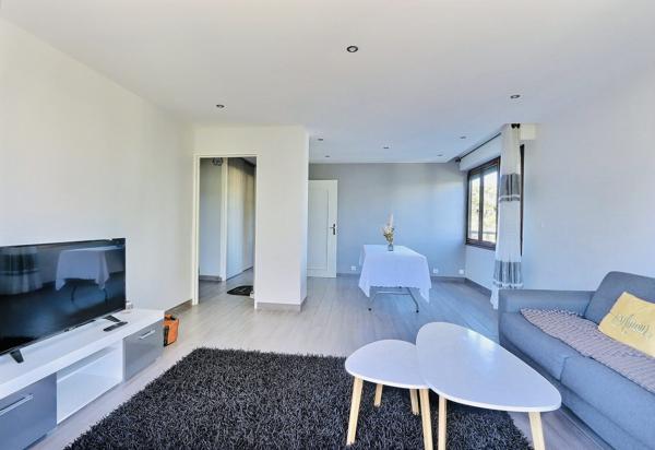 EXCLUSIVITÉ – BEAU T2 BIS DE 52 m² RÉNOVÉ AVEC BALCON, CAVE ET STATIONNEMENT
