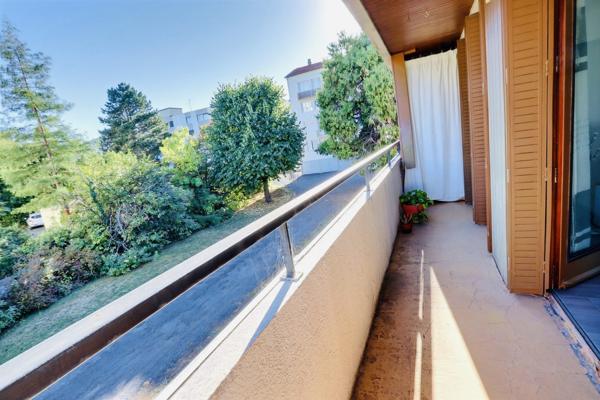 EXCLUSIVITÉ – BEAU T2 BIS DE 52 m² RÉNOVÉ AVEC BALCON, CAVE ET STATIONNEMENT