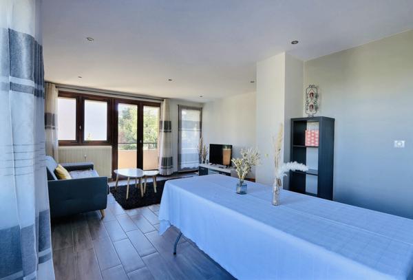 EXCLUSIVITÉ – BEAU T2 BIS DE 52 m² RÉNOVÉ AVEC BALCON, CAVE ET STATIONNEMENT