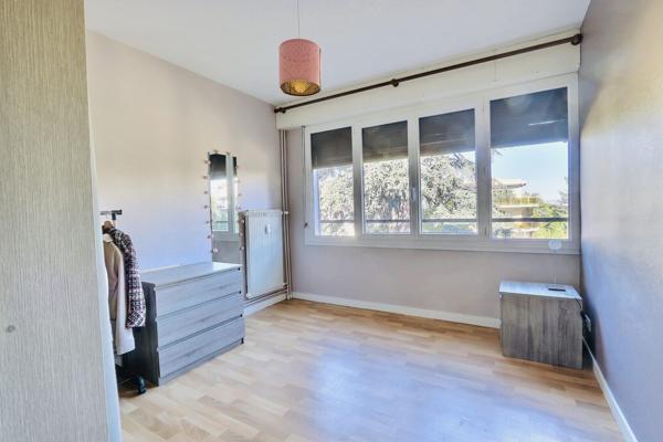 EXCLUSIVITÉ – BEAU T2 BIS DE 52 m² RÉNOVÉ AVEC BALCON, CAVE ET STATIONNEMENT