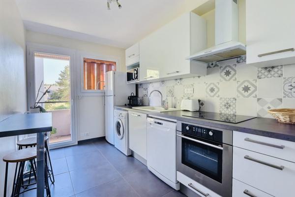 EXCLUSIVITÉ – BEAU T2 BIS DE 52 m² RÉNOVÉ AVEC BALCON, CAVE ET STATIONNEMENT