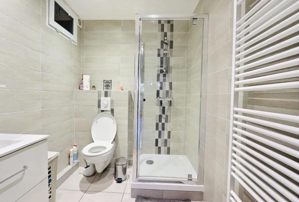 EXCLUSIVITÉ – BEAU T2 BIS DE 52 m² RÉNOVÉ AVEC BALCON, CAVE ET STATIONNEMENT