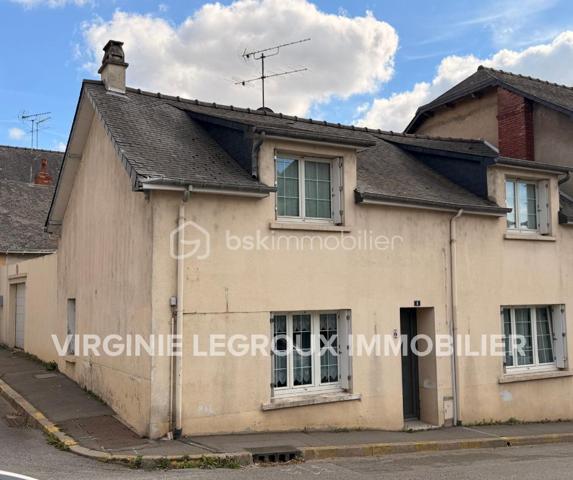 Vous recherchez une maison idéalement située dans l'hypercentre à proximité des commerces et de l'ensemble des commodités que la commune de PORT-BRILLET propose ? 
Lisez la suite, cette maison de ville peut vous intéresser... 
Nous commencerons la visite par une vaste entrée de 7m2 qui distribue sur votre gauche la cuisine aménagée de 13m2 qui donne accès à une buanderie de 3m2. Sur votre droite, le séjour de 12m2 et le salon de 10m2. 
Du salon nous accédons à la salle d'eau de 12m2 auparavant utilisée en chambre au rez-de-chaussée.  De cette pièce, belle surprise nous accédons à un patio, vous permettant de pouvoir profiter des rayons de soleil en toute tranquillité, faire sécher votre linge ou avoir un petit coin potager...
Si cette maison n'a pas de terrain, elle offre à ses futurs propriétaires ce petit patio mais également une "courette" de 13m2  aujourd'hui couverte, qui permet donc de profiter d'un espace de rangement supplémentaire mais qui pourrait demain être une extension de la maison ou alors une terrasse à ciel ouvert... à vous de voir selon vos envies ! De cet espace nous accédons à un cellier et ... au garage de 14m2 avec porte motorisée.
Nous poursuivrons la visite avec l'étage. Il distribue une première chambre de 10m2 environ, une seconde de 13m2, une troisième de 16m2 et d'une autre d'à peine 9m2 et un wc. 
Le mode de chauffage de cette maison est au fuel, la toiture est en ardoises naturelles, l'arrière de la toiture a été entièrement refait en 2024.
Les menuiseries sont en double vitrage, elles ont été changées en 2014 et la porte d'entrée a été changée en en 2025. 
Alors cette maison correspond à plusieurs de vos critères ? Appelez-moi pour plus de renseignements et peut-être fixer une visite.