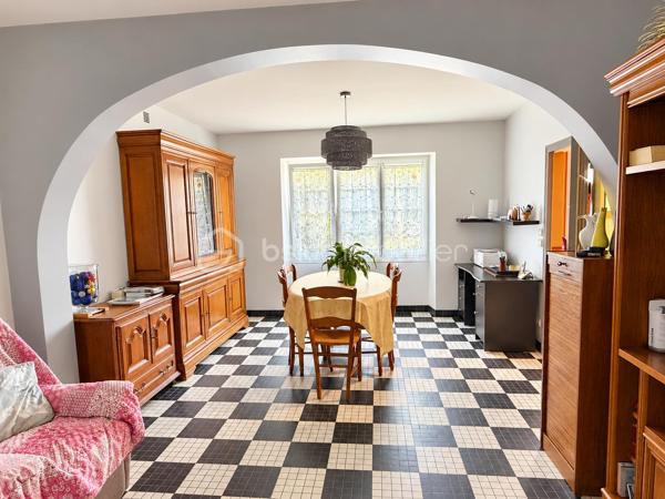 Vous recherchez une maison idéalement située dans l'hypercentre à proximité des commerces et de l'ensemble des commodités que la commune de PORT-BRILLET propose ? 
Lisez la suite, cette maison de ville peut vous intéresser... 
Nous commencerons la visite par une vaste entrée de 7m2 qui distribue sur votre gauche la cuisine aménagée de 13m2 qui donne accès à une buanderie de 3m2. Sur votre droite, le séjour de 12m2 et le salon de 10m2. 
Du salon nous accédons à la salle d'eau de 12m2 auparavant utilisée en chambre au rez-de-chaussée.  De cette pièce, belle surprise nous accédons à un patio, vous permettant de pouvoir profiter des rayons de soleil en toute tranquillité, faire sécher votre linge ou avoir un petit coin potager...
Si cette maison n'a pas de terrain, elle offre à ses futurs propriétaires ce petit patio mais également une "courette" de 13m2  aujourd'hui couverte, qui permet donc de profiter d'un espace de rangement supplémentaire mais qui pourrait demain être une extension de la maison ou alors une terrasse à ciel ouvert... à vous de voir selon vos envies ! De cet espace nous accédons à un cellier et ... au garage de 14m2 avec porte motorisée.
Nous poursuivrons la visite avec l'étage. Il distribue une première chambre de 10m2 environ, une seconde de 13m2, une troisième de 16m2 et d'une autre d'à peine 9m2 et un wc. 
Le mode de chauffage de cette maison est au fuel, la toiture est en ardoises naturelles, l'arrière de la toiture a été entièrement refait en 2024.
Les menuiseries sont en double vitrage, elles ont été changées en 2014 et la porte d'entrée a été changée en en 2025. 
Alors cette maison correspond à plusieurs de vos critères ? Appelez-moi pour plus de renseignements et peut-être fixer une visite.