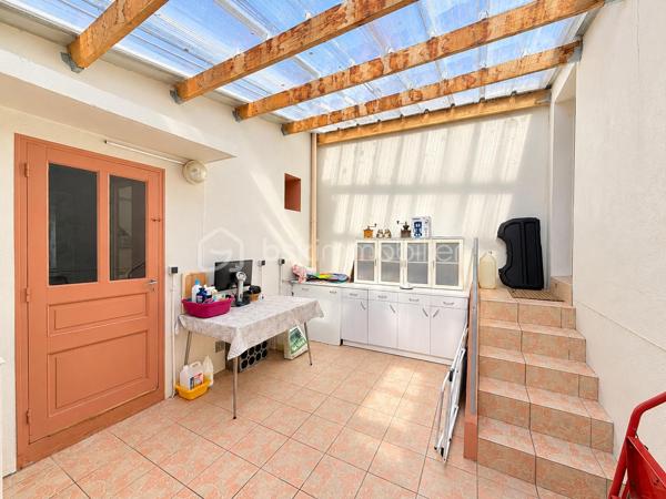 Vous recherchez une maison idéalement située dans l'hypercentre à proximité des commerces et de l'ensemble des commodités que la commune de PORT-BRILLET propose ? 
Lisez la suite, cette maison de ville peut vous intéresser... 
Nous commencerons la visite par une vaste entrée de 7m2 qui distribue sur votre gauche la cuisine aménagée de 13m2 qui donne accès à une buanderie de 3m2. Sur votre droite, le séjour de 12m2 et le salon de 10m2. 
Du salon nous accédons à la salle d'eau de 12m2 auparavant utilisée en chambre au rez-de-chaussée.  De cette pièce, belle surprise nous accédons à un patio, vous permettant de pouvoir profiter des rayons de soleil en toute tranquillité, faire sécher votre linge ou avoir un petit coin potager...
Si cette maison n'a pas de terrain, elle offre à ses futurs propriétaires ce petit patio mais également une "courette" de 13m2  aujourd'hui couverte, qui permet donc de profiter d'un espace de rangement supplémentaire mais qui pourrait demain être une extension de la maison ou alors une terrasse à ciel ouvert... à vous de voir selon vos envies ! De cet espace nous accédons à un cellier et ... au garage de 14m2 avec porte motorisée.
Nous poursuivrons la visite avec l'étage. Il distribue une première chambre de 10m2 environ, une seconde de 13m2, une troisième de 16m2 et d'une autre d'à peine 9m2 et un wc. 
Le mode de chauffage de cette maison est au fuel, la toiture est en ardoises naturelles, l'arrière de la toiture a été entièrement refait en 2024.
Les menuiseries sont en double vitrage, elles ont été changées en 2014 et la porte d'entrée a été changée en en 2025. 
Alors cette maison correspond à plusieurs de vos critères ? Appelez-moi pour plus de renseignements et peut-être fixer une visite.