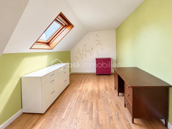 Vous recherchez une maison idéalement située dans l'hypercentre à proximité des commerces et de l'ensemble des commodités que la commune de PORT-BRILLET propose ? 
Lisez la suite, cette maison de ville peut vous intéresser... 
Nous commencerons la visite par une vaste entrée de 7m2 qui distribue sur votre gauche la cuisine aménagée de 13m2 qui donne accès à une buanderie de 3m2. Sur votre droite, le séjour de 12m2 et le salon de 10m2. 
Du salon nous accédons à la salle d'eau de 12m2 auparavant utilisée en chambre au rez-de-chaussée.  De cette pièce, belle surprise nous accédons à un patio, vous permettant de pouvoir profiter des rayons de soleil en toute tranquillité, faire sécher votre linge ou avoir un petit coin potager...
Si cette maison n'a pas de terrain, elle offre à ses futurs propriétaires ce petit patio mais également une "courette" de 13m2  aujourd'hui couverte, qui permet donc de profiter d'un espace de rangement supplémentaire mais qui pourrait demain être une extension de la maison ou alors une terrasse à ciel ouvert... à vous de voir selon vos envies ! De cet espace nous accédons à un cellier et ... au garage de 14m2 avec porte motorisée.
Nous poursuivrons la visite avec l'étage. Il distribue une première chambre de 10m2 environ, une seconde de 13m2, une troisième de 16m2 et d'une autre d'à peine 9m2 et un wc. 
Le mode de chauffage de cette maison est au fuel, la toiture est en ardoises naturelles, l'arrière de la toiture a été entièrement refait en 2024.
Les menuiseries sont en double vitrage, elles ont été changées en 2014 et la porte d'entrée a été changée en en 2025. 
Alors cette maison correspond à plusieurs de vos critères ? Appelez-moi pour plus de renseignements et peut-être fixer une visite.