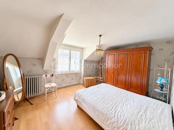 Vous recherchez une maison idéalement située dans l'hypercentre à proximité des commerces et de l'ensemble des commodités que la commune de PORT-BRILLET propose ? 
Lisez la suite, cette maison de ville peut vous intéresser... 
Nous commencerons la visite par une vaste entrée de 7m2 qui distribue sur votre gauche la cuisine aménagée de 13m2 qui donne accès à une buanderie de 3m2. Sur votre droite, le séjour de 12m2 et le salon de 10m2. 
Du salon nous accédons à la salle d'eau de 12m2 auparavant utilisée en chambre au rez-de-chaussée.  De cette pièce, belle surprise nous accédons à un patio, vous permettant de pouvoir profiter des rayons de soleil en toute tranquillité, faire sécher votre linge ou avoir un petit coin potager...
Si cette maison n'a pas de terrain, elle offre à ses futurs propriétaires ce petit patio mais également une "courette" de 13m2  aujourd'hui couverte, qui permet donc de profiter d'un espace de rangement supplémentaire mais qui pourrait demain être une extension de la maison ou alors une terrasse à ciel ouvert... à vous de voir selon vos envies ! De cet espace nous accédons à un cellier et ... au garage de 14m2 avec porte motorisée.
Nous poursuivrons la visite avec l'étage. Il distribue une première chambre de 10m2 environ, une seconde de 13m2, une troisième de 16m2 et d'une autre d'à peine 9m2 et un wc. 
Le mode de chauffage de cette maison est au fuel, la toiture est en ardoises naturelles, l'arrière de la toiture a été entièrement refait en 2024.
Les menuiseries sont en double vitrage, elles ont été changées en 2014 et la porte d'entrée a été changée en en 2025. 
Alors cette maison correspond à plusieurs de vos critères ? Appelez-moi pour plus de renseignements et peut-être fixer une visite.