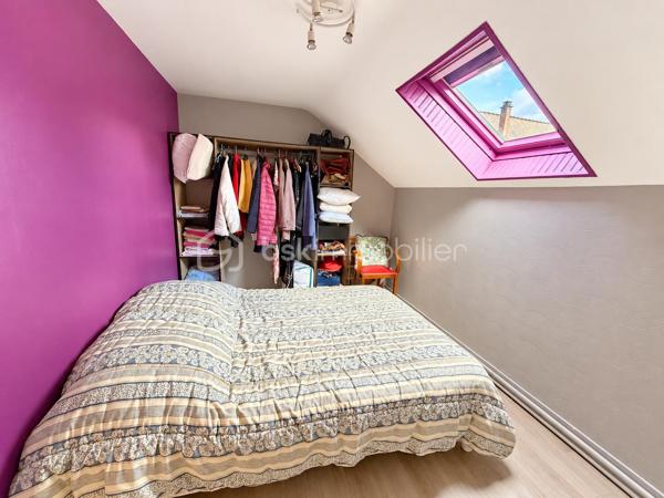 Vous recherchez une maison idéalement située dans l'hypercentre à proximité des commerces et de l'ensemble des commodités que la commune de PORT-BRILLET propose ? 
Lisez la suite, cette maison de ville peut vous intéresser... 
Nous commencerons la visite par une vaste entrée de 7m2 qui distribue sur votre gauche la cuisine aménagée de 13m2 qui donne accès à une buanderie de 3m2. Sur votre droite, le séjour de 12m2 et le salon de 10m2. 
Du salon nous accédons à la salle d'eau de 12m2 auparavant utilisée en chambre au rez-de-chaussée.  De cette pièce, belle surprise nous accédons à un patio, vous permettant de pouvoir profiter des rayons de soleil en toute tranquillité, faire sécher votre linge ou avoir un petit coin potager...
Si cette maison n'a pas de terrain, elle offre à ses futurs propriétaires ce petit patio mais également une "courette" de 13m2  aujourd'hui couverte, qui permet donc de profiter d'un espace de rangement supplémentaire mais qui pourrait demain être une extension de la maison ou alors une terrasse à ciel ouvert... à vous de voir selon vos envies ! De cet espace nous accédons à un cellier et ... au garage de 14m2 avec porte motorisée.
Nous poursuivrons la visite avec l'étage. Il distribue une première chambre de 10m2 environ, une seconde de 13m2, une troisième de 16m2 et d'une autre d'à peine 9m2 et un wc. 
Le mode de chauffage de cette maison est au fuel, la toiture est en ardoises naturelles, l'arrière de la toiture a été entièrement refait en 2024.
Les menuiseries sont en double vitrage, elles ont été changées en 2014 et la porte d'entrée a été changée en en 2025. 
Alors cette maison correspond à plusieurs de vos critères ? Appelez-moi pour plus de renseignements et peut-être fixer une visite.