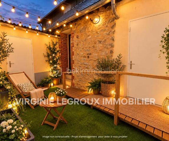 Vous recherchez une maison idéalement située dans l'hypercentre à proximité des commerces et de l'ensemble des commodités que la commune de PORT-BRILLET propose ? 
Lisez la suite, cette maison de ville peut vous intéresser... 
Nous commencerons la visite par une vaste entrée de 7m2 qui distribue sur votre gauche la cuisine aménagée de 13m2 qui donne accès à une buanderie de 3m2. Sur votre droite, le séjour de 12m2 et le salon de 10m2. 
Du salon nous accédons à la salle d'eau de 12m2 auparavant utilisée en chambre au rez-de-chaussée.  De cette pièce, belle surprise nous accédons à un patio, vous permettant de pouvoir profiter des rayons de soleil en toute tranquillité, faire sécher votre linge ou avoir un petit coin potager...
Si cette maison n'a pas de terrain, elle offre à ses futurs propriétaires ce petit patio mais également une "courette" de 13m2  aujourd'hui couverte, qui permet donc de profiter d'un espace de rangement supplémentaire mais qui pourrait demain être une extension de la maison ou alors une terrasse à ciel ouvert... à vous de voir selon vos envies ! De cet espace nous accédons à un cellier et ... au garage de 14m2 avec porte motorisée.
Nous poursuivrons la visite avec l'étage. Il distribue une première chambre de 10m2 environ, une seconde de 13m2, une troisième de 16m2 et d'une autre d'à peine 9m2 et un wc. 
Le mode de chauffage de cette maison est au fuel, la toiture est en ardoises naturelles, l'arrière de la toiture a été entièrement refait en 2024.
Les menuiseries sont en double vitrage, elles ont été changées en 2014 et la porte d'entrée a été changée en en 2025. 
Alors cette maison correspond à plusieurs de vos critères ? Appelez-moi pour plus de renseignements et peut-être fixer une visite.