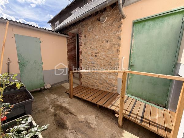 Vous recherchez une maison idéalement située dans l'hypercentre à proximité des commerces et de l'ensemble des commodités que la commune de PORT-BRILLET propose ? 
Lisez la suite, cette maison de ville peut vous intéresser... 
Nous commencerons la visite par une vaste entrée de 7m2 qui distribue sur votre gauche la cuisine aménagée de 13m2 qui donne accès à une buanderie de 3m2. Sur votre droite, le séjour de 12m2 et le salon de 10m2. 
Du salon nous accédons à la salle d'eau de 12m2 auparavant utilisée en chambre au rez-de-chaussée.  De cette pièce, belle surprise nous accédons à un patio, vous permettant de pouvoir profiter des rayons de soleil en toute tranquillité, faire sécher votre linge ou avoir un petit coin potager...
Si cette maison n'a pas de terrain, elle offre à ses futurs propriétaires ce petit patio mais également une "courette" de 13m2  aujourd'hui couverte, qui permet donc de profiter d'un espace de rangement supplémentaire mais qui pourrait demain être une extension de la maison ou alors une terrasse à ciel ouvert... à vous de voir selon vos envies ! De cet espace nous accédons à un cellier et ... au garage de 14m2 avec porte motorisée.
Nous poursuivrons la visite avec l'étage. Il distribue une première chambre de 10m2 environ, une seconde de 13m2, une troisième de 16m2 et d'une autre d'à peine 9m2 et un wc. 
Le mode de chauffage de cette maison est au fuel, la toiture est en ardoises naturelles, l'arrière de la toiture a été entièrement refait en 2024.
Les menuiseries sont en double vitrage, elles ont été changées en 2014 et la porte d'entrée a été changée en en 2025. 
Alors cette maison correspond à plusieurs de vos critères ? Appelez-moi pour plus de renseignements et peut-être fixer une visite.