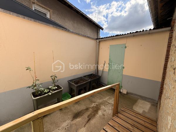 Vous recherchez une maison idéalement située dans l'hypercentre à proximité des commerces et de l'ensemble des commodités que la commune de PORT-BRILLET propose ? 
Lisez la suite, cette maison de ville peut vous intéresser... 
Nous commencerons la visite par une vaste entrée de 7m2 qui distribue sur votre gauche la cuisine aménagée de 13m2 qui donne accès à une buanderie de 3m2. Sur votre droite, le séjour de 12m2 et le salon de 10m2. 
Du salon nous accédons à la salle d'eau de 12m2 auparavant utilisée en chambre au rez-de-chaussée.  De cette pièce, belle surprise nous accédons à un patio, vous permettant de pouvoir profiter des rayons de soleil en toute tranquillité, faire sécher votre linge ou avoir un petit coin potager...
Si cette maison n'a pas de terrain, elle offre à ses futurs propriétaires ce petit patio mais également une "courette" de 13m2  aujourd'hui couverte, qui permet donc de profiter d'un espace de rangement supplémentaire mais qui pourrait demain être une extension de la maison ou alors une terrasse à ciel ouvert... à vous de voir selon vos envies ! De cet espace nous accédons à un cellier et ... au garage de 14m2 avec porte motorisée.
Nous poursuivrons la visite avec l'étage. Il distribue une première chambre de 10m2 environ, une seconde de 13m2, une troisième de 16m2 et d'une autre d'à peine 9m2 et un wc. 
Le mode de chauffage de cette maison est au fuel, la toiture est en ardoises naturelles, l'arrière de la toiture a été entièrement refait en 2024.
Les menuiseries sont en double vitrage, elles ont été changées en 2014 et la porte d'entrée a été changée en en 2025. 
Alors cette maison correspond à plusieurs de vos critères ? Appelez-moi pour plus de renseignements et peut-être fixer une visite.