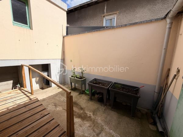 Vous recherchez une maison idéalement située dans l'hypercentre à proximité des commerces et de l'ensemble des commodités que la commune de PORT-BRILLET propose ? 
Lisez la suite, cette maison de ville peut vous intéresser... 
Nous commencerons la visite par une vaste entrée de 7m2 qui distribue sur votre gauche la cuisine aménagée de 13m2 qui donne accès à une buanderie de 3m2. Sur votre droite, le séjour de 12m2 et le salon de 10m2. 
Du salon nous accédons à la salle d'eau de 12m2 auparavant utilisée en chambre au rez-de-chaussée.  De cette pièce, belle surprise nous accédons à un patio, vous permettant de pouvoir profiter des rayons de soleil en toute tranquillité, faire sécher votre linge ou avoir un petit coin potager...
Si cette maison n'a pas de terrain, elle offre à ses futurs propriétaires ce petit patio mais également une "courette" de 13m2  aujourd'hui couverte, qui permet donc de profiter d'un espace de rangement supplémentaire mais qui pourrait demain être une extension de la maison ou alors une terrasse à ciel ouvert... à vous de voir selon vos envies ! De cet espace nous accédons à un cellier et ... au garage de 14m2 avec porte motorisée.
Nous poursuivrons la visite avec l'étage. Il distribue une première chambre de 10m2 environ, une seconde de 13m2, une troisième de 16m2 et d'une autre d'à peine 9m2 et un wc. 
Le mode de chauffage de cette maison est au fuel, la toiture est en ardoises naturelles, l'arrière de la toiture a été entièrement refait en 2024.
Les menuiseries sont en double vitrage, elles ont été changées en 2014 et la porte d'entrée a été changée en en 2025. 
Alors cette maison correspond à plusieurs de vos critères ? Appelez-moi pour plus de renseignements et peut-être fixer une visite.