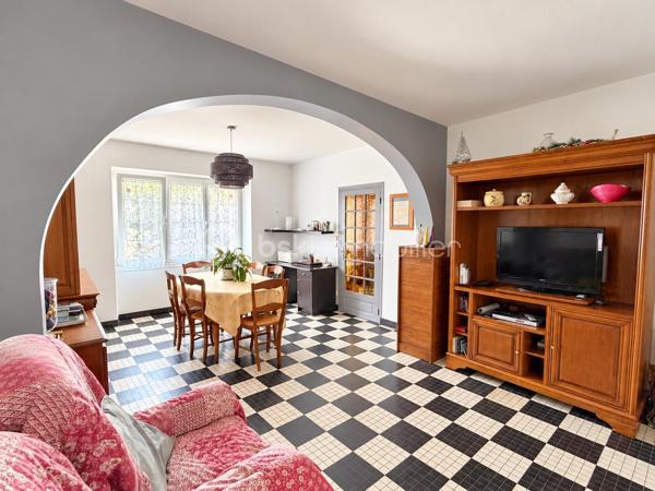 Vous recherchez une maison idéalement située dans l'hypercentre à proximité des commerces et de l'ensemble des commodités que la commune de PORT-BRILLET propose ? 
Lisez la suite, cette maison de ville peut vous intéresser... 
Nous commencerons la visite par une vaste entrée de 7m2 qui distribue sur votre gauche la cuisine aménagée de 13m2 qui donne accès à une buanderie de 3m2. Sur votre droite, le séjour de 12m2 et le salon de 10m2. 
Du salon nous accédons à la salle d'eau de 12m2 auparavant utilisée en chambre au rez-de-chaussée.  De cette pièce, belle surprise nous accédons à un patio, vous permettant de pouvoir profiter des rayons de soleil en toute tranquillité, faire sécher votre linge ou avoir un petit coin potager...
Si cette maison n'a pas de terrain, elle offre à ses futurs propriétaires ce petit patio mais également une "courette" de 13m2  aujourd'hui couverte, qui permet donc de profiter d'un espace de rangement supplémentaire mais qui pourrait demain être une extension de la maison ou alors une terrasse à ciel ouvert... à vous de voir selon vos envies ! De cet espace nous accédons à un cellier et ... au garage de 14m2 avec porte motorisée.
Nous poursuivrons la visite avec l'étage. Il distribue une première chambre de 10m2 environ, une seconde de 13m2, une troisième de 16m2 et d'une autre d'à peine 9m2 et un wc. 
Le mode de chauffage de cette maison est au fuel, la toiture est en ardoises naturelles, l'arrière de la toiture a été entièrement refait en 2024.
Les menuiseries sont en double vitrage, elles ont été changées en 2014 et la porte d'entrée a été changée en en 2025. 
Alors cette maison correspond à plusieurs de vos critères ? Appelez-moi pour plus de renseignements et peut-être fixer une visite.