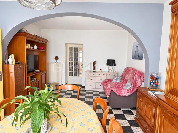 Vous recherchez une maison idéalement située dans l'hypercentre à proximité des commerces et de l'ensemble des commodités que la commune de PORT-BRILLET propose ? 
Lisez la suite, cette maison de ville peut vous intéresser... 
Nous commencerons la visite par une vaste entrée de 7m2 qui distribue sur votre gauche la cuisine aménagée de 13m2 qui donne accès à une buanderie de 3m2. Sur votre droite, le séjour de 12m2 et le salon de 10m2. 
Du salon nous accédons à la salle d'eau de 12m2 auparavant utilisée en chambre au rez-de-chaussée.  De cette pièce, belle surprise nous accédons à un patio, vous permettant de pouvoir profiter des rayons de soleil en toute tranquillité, faire sécher votre linge ou avoir un petit coin potager...
Si cette maison n'a pas de terrain, elle offre à ses futurs propriétaires ce petit patio mais également une "courette" de 13m2  aujourd'hui couverte, qui permet donc de profiter d'un espace de rangement supplémentaire mais qui pourrait demain être une extension de la maison ou alors une terrasse à ciel ouvert... à vous de voir selon vos envies ! De cet espace nous accédons à un cellier et ... au garage de 14m2 avec porte motorisée.
Nous poursuivrons la visite avec l'étage. Il distribue une première chambre de 10m2 environ, une seconde de 13m2, une troisième de 16m2 et d'une autre d'à peine 9m2 et un wc. 
Le mode de chauffage de cette maison est au fuel, la toiture est en ardoises naturelles, l'arrière de la toiture a été entièrement refait en 2024.
Les menuiseries sont en double vitrage, elles ont été changées en 2014 et la porte d'entrée a été changée en en 2025. 
Alors cette maison correspond à plusieurs de vos critères ? Appelez-moi pour plus de renseignements et peut-être fixer une visite.