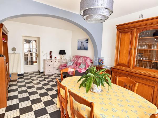 Vous recherchez une maison idéalement située dans l'hypercentre à proximité des commerces et de l'ensemble des commodités que la commune de PORT-BRILLET propose ? 
Lisez la suite, cette maison de ville peut vous intéresser... 
Nous commencerons la visite par une vaste entrée de 7m2 qui distribue sur votre gauche la cuisine aménagée de 13m2 qui donne accès à une buanderie de 3m2. Sur votre droite, le séjour de 12m2 et le salon de 10m2. 
Du salon nous accédons à la salle d'eau de 12m2 auparavant utilisée en chambre au rez-de-chaussée.  De cette pièce, belle surprise nous accédons à un patio, vous permettant de pouvoir profiter des rayons de soleil en toute tranquillité, faire sécher votre linge ou avoir un petit coin potager...
Si cette maison n'a pas de terrain, elle offre à ses futurs propriétaires ce petit patio mais également une "courette" de 13m2  aujourd'hui couverte, qui permet donc de profiter d'un espace de rangement supplémentaire mais qui pourrait demain être une extension de la maison ou alors une terrasse à ciel ouvert... à vous de voir selon vos envies ! De cet espace nous accédons à un cellier et ... au garage de 14m2 avec porte motorisée.
Nous poursuivrons la visite avec l'étage. Il distribue une première chambre de 10m2 environ, une seconde de 13m2, une troisième de 16m2 et d'une autre d'à peine 9m2 et un wc. 
Le mode de chauffage de cette maison est au fuel, la toiture est en ardoises naturelles, l'arrière de la toiture a été entièrement refait en 2024.
Les menuiseries sont en double vitrage, elles ont été changées en 2014 et la porte d'entrée a été changée en en 2025. 
Alors cette maison correspond à plusieurs de vos critères ? Appelez-moi pour plus de renseignements et peut-être fixer une visite.