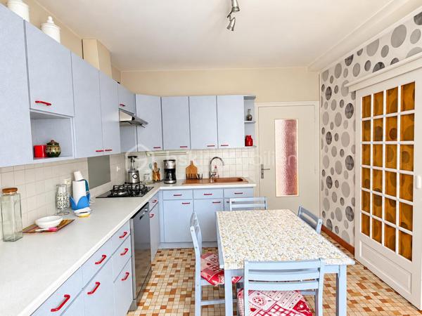 Vous recherchez une maison idéalement située dans l'hypercentre à proximité des commerces et de l'ensemble des commodités que la commune de PORT-BRILLET propose ? 
Lisez la suite, cette maison de ville peut vous intéresser... 
Nous commencerons la visite par une vaste entrée de 7m2 qui distribue sur votre gauche la cuisine aménagée de 13m2 qui donne accès à une buanderie de 3m2. Sur votre droite, le séjour de 12m2 et le salon de 10m2. 
Du salon nous accédons à la salle d'eau de 12m2 auparavant utilisée en chambre au rez-de-chaussée.  De cette pièce, belle surprise nous accédons à un patio, vous permettant de pouvoir profiter des rayons de soleil en toute tranquillité, faire sécher votre linge ou avoir un petit coin potager...
Si cette maison n'a pas de terrain, elle offre à ses futurs propriétaires ce petit patio mais également une "courette" de 13m2  aujourd'hui couverte, qui permet donc de profiter d'un espace de rangement supplémentaire mais qui pourrait demain être une extension de la maison ou alors une terrasse à ciel ouvert... à vous de voir selon vos envies ! De cet espace nous accédons à un cellier et ... au garage de 14m2 avec porte motorisée.
Nous poursuivrons la visite avec l'étage. Il distribue une première chambre de 10m2 environ, une seconde de 13m2, une troisième de 16m2 et d'une autre d'à peine 9m2 et un wc. 
Le mode de chauffage de cette maison est au fuel, la toiture est en ardoises naturelles, l'arrière de la toiture a été entièrement refait en 2024.
Les menuiseries sont en double vitrage, elles ont été changées en 2014 et la porte d'entrée a été changée en en 2025. 
Alors cette maison correspond à plusieurs de vos critères ? Appelez-moi pour plus de renseignements et peut-être fixer une visite.