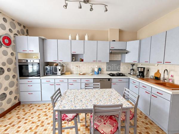 Vous recherchez une maison idéalement située dans l'hypercentre à proximité des commerces et de l'ensemble des commodités que la commune de PORT-BRILLET propose ? 
Lisez la suite, cette maison de ville peut vous intéresser... 
Nous commencerons la visite par une vaste entrée de 7m2 qui distribue sur votre gauche la cuisine aménagée de 13m2 qui donne accès à une buanderie de 3m2. Sur votre droite, le séjour de 12m2 et le salon de 10m2. 
Du salon nous accédons à la salle d'eau de 12m2 auparavant utilisée en chambre au rez-de-chaussée.  De cette pièce, belle surprise nous accédons à un patio, vous permettant de pouvoir profiter des rayons de soleil en toute tranquillité, faire sécher votre linge ou avoir un petit coin potager...
Si cette maison n'a pas de terrain, elle offre à ses futurs propriétaires ce petit patio mais également une "courette" de 13m2  aujourd'hui couverte, qui permet donc de profiter d'un espace de rangement supplémentaire mais qui pourrait demain être une extension de la maison ou alors une terrasse à ciel ouvert... à vous de voir selon vos envies ! De cet espace nous accédons à un cellier et ... au garage de 14m2 avec porte motorisée.
Nous poursuivrons la visite avec l'étage. Il distribue une première chambre de 10m2 environ, une seconde de 13m2, une troisième de 16m2 et d'une autre d'à peine 9m2 et un wc. 
Le mode de chauffage de cette maison est au fuel, la toiture est en ardoises naturelles, l'arrière de la toiture a été entièrement refait en 2024.
Les menuiseries sont en double vitrage, elles ont été changées en 2014 et la porte d'entrée a été changée en en 2025. 
Alors cette maison correspond à plusieurs de vos critères ? Appelez-moi pour plus de renseignements et peut-être fixer une visite.