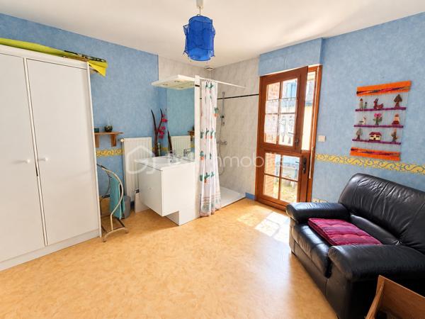 Vous recherchez une maison idéalement située dans l'hypercentre à proximité des commerces et de l'ensemble des commodités que la commune de PORT-BRILLET propose ? 
Lisez la suite, cette maison de ville peut vous intéresser... 
Nous commencerons la visite par une vaste entrée de 7m2 qui distribue sur votre gauche la cuisine aménagée de 13m2 qui donne accès à une buanderie de 3m2. Sur votre droite, le séjour de 12m2 et le salon de 10m2. 
Du salon nous accédons à la salle d'eau de 12m2 auparavant utilisée en chambre au rez-de-chaussée.  De cette pièce, belle surprise nous accédons à un patio, vous permettant de pouvoir profiter des rayons de soleil en toute tranquillité, faire sécher votre linge ou avoir un petit coin potager...
Si cette maison n'a pas de terrain, elle offre à ses futurs propriétaires ce petit patio mais également une "courette" de 13m2  aujourd'hui couverte, qui permet donc de profiter d'un espace de rangement supplémentaire mais qui pourrait demain être une extension de la maison ou alors une terrasse à ciel ouvert... à vous de voir selon vos envies ! De cet espace nous accédons à un cellier et ... au garage de 14m2 avec porte motorisée.
Nous poursuivrons la visite avec l'étage. Il distribue une première chambre de 10m2 environ, une seconde de 13m2, une troisième de 16m2 et d'une autre d'à peine 9m2 et un wc. 
Le mode de chauffage de cette maison est au fuel, la toiture est en ardoises naturelles, l'arrière de la toiture a été entièrement refait en 2024.
Les menuiseries sont en double vitrage, elles ont été changées en 2014 et la porte d'entrée a été changée en en 2025. 
Alors cette maison correspond à plusieurs de vos critères ? Appelez-moi pour plus de renseignements et peut-être fixer une visite.