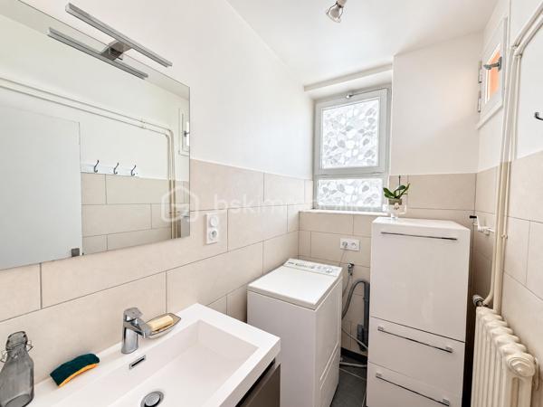 Vous recherchez une maison idéalement située dans l'hypercentre à proximité des commerces et de l'ensemble des commodités que la commune de PORT-BRILLET propose ? 
Lisez la suite, cette maison de ville peut vous intéresser... 
Nous commencerons la visite par une vaste entrée de 7m2 qui distribue sur votre gauche la cuisine aménagée de 13m2 qui donne accès à une buanderie de 3m2. Sur votre droite, le séjour de 12m2 et le salon de 10m2. 
Du salon nous accédons à la salle d'eau de 12m2 auparavant utilisée en chambre au rez-de-chaussée.  De cette pièce, belle surprise nous accédons à un patio, vous permettant de pouvoir profiter des rayons de soleil en toute tranquillité, faire sécher votre linge ou avoir un petit coin potager...
Si cette maison n'a pas de terrain, elle offre à ses futurs propriétaires ce petit patio mais également une "courette" de 13m2  aujourd'hui couverte, qui permet donc de profiter d'un espace de rangement supplémentaire mais qui pourrait demain être une extension de la maison ou alors une terrasse à ciel ouvert... à vous de voir selon vos envies ! De cet espace nous accédons à un cellier et ... au garage de 14m2 avec porte motorisée.
Nous poursuivrons la visite avec l'étage. Il distribue une première chambre de 10m2 environ, une seconde de 13m2, une troisième de 16m2 et d'une autre d'à peine 9m2 et un wc. 
Le mode de chauffage de cette maison est au fuel, la toiture est en ardoises naturelles, l'arrière de la toiture a été entièrement refait en 2024.
Les menuiseries sont en double vitrage, elles ont été changées en 2014 et la porte d'entrée a été changée en en 2025. 
Alors cette maison correspond à plusieurs de vos critères ? Appelez-moi pour plus de renseignements et peut-être fixer une visite.