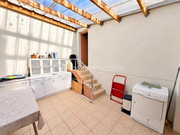 Vous recherchez une maison idéalement située dans l'hypercentre à proximité des commerces et de l'ensemble des commodités que la commune de PORT-BRILLET propose ? 
Lisez la suite, cette maison de ville peut vous intéresser... 
Nous commencerons la visite par une vaste entrée de 7m2 qui distribue sur votre gauche la cuisine aménagée de 13m2 qui donne accès à une buanderie de 3m2. Sur votre droite, le séjour de 12m2 et le salon de 10m2. 
Du salon nous accédons à la salle d'eau de 12m2 auparavant utilisée en chambre au rez-de-chaussée.  De cette pièce, belle surprise nous accédons à un patio, vous permettant de pouvoir profiter des rayons de soleil en toute tranquillité, faire sécher votre linge ou avoir un petit coin potager...
Si cette maison n'a pas de terrain, elle offre à ses futurs propriétaires ce petit patio mais également une "courette" de 13m2  aujourd'hui couverte, qui permet donc de profiter d'un espace de rangement supplémentaire mais qui pourrait demain être une extension de la maison ou alors une terrasse à ciel ouvert... à vous de voir selon vos envies ! De cet espace nous accédons à un cellier et ... au garage de 14m2 avec porte motorisée.
Nous poursuivrons la visite avec l'étage. Il distribue une première chambre de 10m2 environ, une seconde de 13m2, une troisième de 16m2 et d'une autre d'à peine 9m2 et un wc. 
Le mode de chauffage de cette maison est au fuel, la toiture est en ardoises naturelles, l'arrière de la toiture a été entièrement refait en 2024.
Les menuiseries sont en double vitrage, elles ont été changées en 2014 et la porte d'entrée a été changée en en 2025. 
Alors cette maison correspond à plusieurs de vos critères ? Appelez-moi pour plus de renseignements et peut-être fixer une visite.