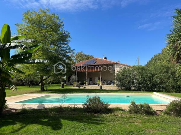 A 15 mn d'Agen environ, vous ne pourrez que tomber sous le charme de cette propriété à quelques minutes des commodités, constituée d'une grande maison en pierres avec belle terrasse couverte, garage et piscine !
Sur une parcelle d'environ 5000 M2 plate et arborée, vous découvrirez au calme une superbe maison en pierres de 280 M2, agrémentée d'une grande terrasse couverte de 100 M2 environ pour vos repas extérieurs et un carport pouvant accueillir plusieurs véhicules.
Au rez-de-chaussée, vous découvrirez une belle pièce de vie avec mezzanine, ouverte sur une large cuisine au charme rustique, une chambre ou bureau, un cellier, une buanderie.
L'étage vous mène à la mezzanine pouvant servir de bureau ou pièce de jeu et dessert 4 chambres dont un espace parental avec sa salle de bains aux beaux volumes et un bureau, une salle d'eau.
2 wc.
Le chauffage est assuré par une chaudière à granulés (2023) et les panneaux solaires installés en 2023 permettent une auto consommation un bon rapport énergétique.
A l'extérieur, grande piscine au sel (5x10) (liner neuf).
Fibre.
A visiter sans tarder !