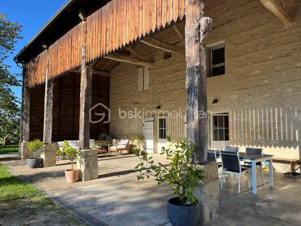 A 15 mn d'Agen environ, vous ne pourrez que tomber sous le charme de cette propriété à quelques minutes des commodités, constituée d'une grande maison en pierres avec belle terrasse couverte, garage et piscine !
Sur une parcelle d'environ 5000 M2 plate et arborée, vous découvrirez au calme une superbe maison en pierres de 280 M2, agrémentée d'une grande terrasse couverte de 100 M2 environ pour vos repas extérieurs et un carport pouvant accueillir plusieurs véhicules.
Au rez-de-chaussée, vous découvrirez une belle pièce de vie avec mezzanine, ouverte sur une large cuisine au charme rustique, une chambre ou bureau, un cellier, une buanderie.
L'étage vous mène à la mezzanine pouvant servir de bureau ou pièce de jeu et dessert 4 chambres dont un espace parental avec sa salle de bains aux beaux volumes et un bureau, une salle d'eau.
2 wc.
Le chauffage est assuré par une chaudière à granulés (2023) et les panneaux solaires installés en 2023 permettent une auto consommation un bon rapport énergétique.
A l'extérieur, grande piscine au sel (5x10) (liner neuf).
Fibre.
A visiter sans tarder !