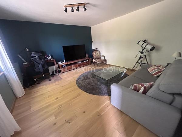 A 15 mn d'Agen environ, vous ne pourrez que tomber sous le charme de cette propriété à quelques minutes des commodités, constituée d'une grande maison en pierres avec belle terrasse couverte, garage et piscine !
Sur une parcelle d'environ 5000 M2 plate et arborée, vous découvrirez au calme une superbe maison en pierres de 280 M2, agrémentée d'une grande terrasse couverte de 100 M2 environ pour vos repas extérieurs et un carport pouvant accueillir plusieurs véhicules.
Au rez-de-chaussée, vous découvrirez une belle pièce de vie avec mezzanine, ouverte sur une large cuisine au charme rustique, une chambre ou bureau, un cellier, une buanderie.
L'étage vous mène à la mezzanine pouvant servir de bureau ou pièce de jeu et dessert 4 chambres dont un espace parental avec sa salle de bains aux beaux volumes et un bureau, une salle d'eau.
2 wc.
Le chauffage est assuré par une chaudière à granulés (2023) et les panneaux solaires installés en 2023 permettent une auto consommation un bon rapport énergétique.
A l'extérieur, grande piscine au sel (5x10) (liner neuf).
Fibre.
A visiter sans tarder !