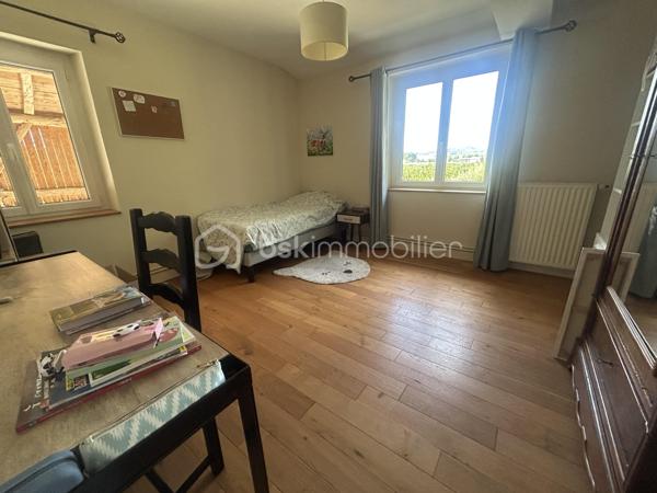 A 15 mn d'Agen environ, vous ne pourrez que tomber sous le charme de cette propriété à quelques minutes des commodités, constituée d'une grande maison en pierres avec belle terrasse couverte, garage et piscine !
Sur une parcelle d'environ 5000 M2 plate et arborée, vous découvrirez au calme une superbe maison en pierres de 280 M2, agrémentée d'une grande terrasse couverte de 100 M2 environ pour vos repas extérieurs et un carport pouvant accueillir plusieurs véhicules.
Au rez-de-chaussée, vous découvrirez une belle pièce de vie avec mezzanine, ouverte sur une large cuisine au charme rustique, une chambre ou bureau, un cellier, une buanderie.
L'étage vous mène à la mezzanine pouvant servir de bureau ou pièce de jeu et dessert 4 chambres dont un espace parental avec sa salle de bains aux beaux volumes et un bureau, une salle d'eau.
2 wc.
Le chauffage est assuré par une chaudière à granulés (2023) et les panneaux solaires installés en 2023 permettent une auto consommation un bon rapport énergétique.
A l'extérieur, grande piscine au sel (5x10) (liner neuf).
Fibre.
A visiter sans tarder !