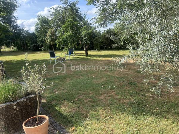A 15 mn d'Agen environ, vous ne pourrez que tomber sous le charme de cette propriété à quelques minutes des commodités, constituée d'une grande maison en pierres avec belle terrasse couverte, garage et piscine !
Sur une parcelle d'environ 5000 M2 plate et arborée, vous découvrirez au calme une superbe maison en pierres de 280 M2, agrémentée d'une grande terrasse couverte de 100 M2 environ pour vos repas extérieurs et un carport pouvant accueillir plusieurs véhicules.
Au rez-de-chaussée, vous découvrirez une belle pièce de vie avec mezzanine, ouverte sur une large cuisine au charme rustique, une chambre ou bureau, un cellier, une buanderie.
L'étage vous mène à la mezzanine pouvant servir de bureau ou pièce de jeu et dessert 4 chambres dont un espace parental avec sa salle de bains aux beaux volumes et un bureau, une salle d'eau.
2 wc.
Le chauffage est assuré par une chaudière à granulés (2023) et les panneaux solaires installés en 2023 permettent une auto consommation un bon rapport énergétique.
A l'extérieur, grande piscine au sel (5x10) (liner neuf).
Fibre.
A visiter sans tarder !