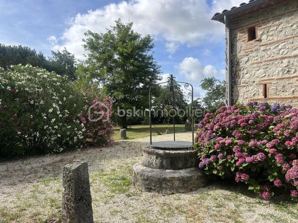 A 15 mn d'Agen environ, vous ne pourrez que tomber sous le charme de cette propriété à quelques minutes des commodités, constituée d'une grande maison en pierres avec belle terrasse couverte, garage et piscine !
Sur une parcelle d'environ 5000 M2 plate et arborée, vous découvrirez au calme une superbe maison en pierres de 280 M2, agrémentée d'une grande terrasse couverte de 100 M2 environ pour vos repas extérieurs et un carport pouvant accueillir plusieurs véhicules.
Au rez-de-chaussée, vous découvrirez une belle pièce de vie avec mezzanine, ouverte sur une large cuisine au charme rustique, une chambre ou bureau, un cellier, une buanderie.
L'étage vous mène à la mezzanine pouvant servir de bureau ou pièce de jeu et dessert 4 chambres dont un espace parental avec sa salle de bains aux beaux volumes et un bureau, une salle d'eau.
2 wc.
Le chauffage est assuré par une chaudière à granulés (2023) et les panneaux solaires installés en 2023 permettent une auto consommation un bon rapport énergétique.
A l'extérieur, grande piscine au sel (5x10) (liner neuf).
Fibre.
A visiter sans tarder !
