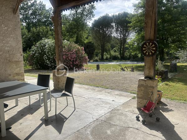 A 15 mn d'Agen environ, vous ne pourrez que tomber sous le charme de cette propriété à quelques minutes des commodités, constituée d'une grande maison en pierres avec belle terrasse couverte, garage et piscine !
Sur une parcelle d'environ 5000 M2 plate et arborée, vous découvrirez au calme une superbe maison en pierres de 280 M2, agrémentée d'une grande terrasse couverte de 100 M2 environ pour vos repas extérieurs et un carport pouvant accueillir plusieurs véhicules.
Au rez-de-chaussée, vous découvrirez une belle pièce de vie avec mezzanine, ouverte sur une large cuisine au charme rustique, une chambre ou bureau, un cellier, une buanderie.
L'étage vous mène à la mezzanine pouvant servir de bureau ou pièce de jeu et dessert 4 chambres dont un espace parental avec sa salle de bains aux beaux volumes et un bureau, une salle d'eau.
2 wc.
Le chauffage est assuré par une chaudière à granulés (2023) et les panneaux solaires installés en 2023 permettent une auto consommation un bon rapport énergétique.
A l'extérieur, grande piscine au sel (5x10) (liner neuf).
Fibre.
A visiter sans tarder !