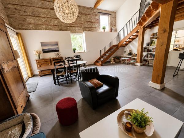 A 15 mn d'Agen environ, vous ne pourrez que tomber sous le charme de cette propriété à quelques minutes des commodités, constituée d'une grande maison en pierres avec belle terrasse couverte, garage et piscine !
Sur une parcelle d'environ 5000 M2 plate et arborée, vous découvrirez au calme une superbe maison en pierres de 280 M2, agrémentée d'une grande terrasse couverte de 100 M2 environ pour vos repas extérieurs et un carport pouvant accueillir plusieurs véhicules.
Au rez-de-chaussée, vous découvrirez une belle pièce de vie avec mezzanine, ouverte sur une large cuisine au charme rustique, une chambre ou bureau, un cellier, une buanderie.
L'étage vous mène à la mezzanine pouvant servir de bureau ou pièce de jeu et dessert 4 chambres dont un espace parental avec sa salle de bains aux beaux volumes et un bureau, une salle d'eau.
2 wc.
Le chauffage est assuré par une chaudière à granulés (2023) et les panneaux solaires installés en 2023 permettent une auto consommation un bon rapport énergétique.
A l'extérieur, grande piscine au sel (5x10) (liner neuf).
Fibre.
A visiter sans tarder !