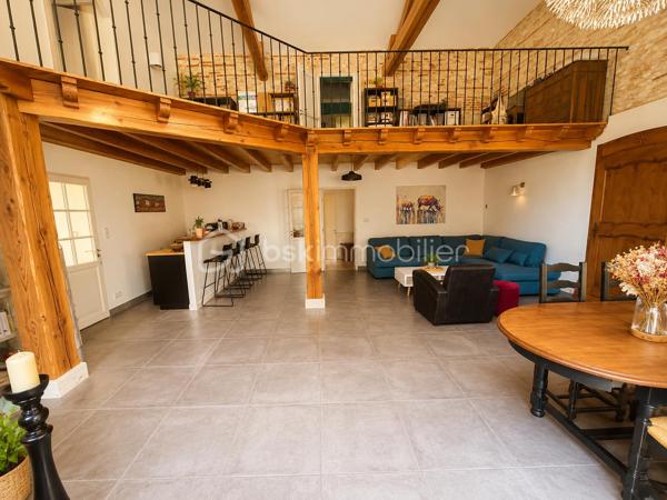 A 15 mn d'Agen environ, vous ne pourrez que tomber sous le charme de cette propriété à quelques minutes des commodités, constituée d'une grande maison en pierres avec belle terrasse couverte, garage et piscine !
Sur une parcelle d'environ 5000 M2 plate et arborée, vous découvrirez au calme une superbe maison en pierres de 280 M2, agrémentée d'une grande terrasse couverte de 100 M2 environ pour vos repas extérieurs et un carport pouvant accueillir plusieurs véhicules.
Au rez-de-chaussée, vous découvrirez une belle pièce de vie avec mezzanine, ouverte sur une large cuisine au charme rustique, une chambre ou bureau, un cellier, une buanderie.
L'étage vous mène à la mezzanine pouvant servir de bureau ou pièce de jeu et dessert 4 chambres dont un espace parental avec sa salle de bains aux beaux volumes et un bureau, une salle d'eau.
2 wc.
Le chauffage est assuré par une chaudière à granulés (2023) et les panneaux solaires installés en 2023 permettent une auto consommation un bon rapport énergétique.
A l'extérieur, grande piscine au sel (5x10) (liner neuf).
Fibre.
A visiter sans tarder !