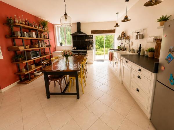 A 15 mn d'Agen environ, vous ne pourrez que tomber sous le charme de cette propriété à quelques minutes des commodités, constituée d'une grande maison en pierres avec belle terrasse couverte, garage et piscine !
Sur une parcelle d'environ 5000 M2 plate et arborée, vous découvrirez au calme une superbe maison en pierres de 280 M2, agrémentée d'une grande terrasse couverte de 100 M2 environ pour vos repas extérieurs et un carport pouvant accueillir plusieurs véhicules.
Au rez-de-chaussée, vous découvrirez une belle pièce de vie avec mezzanine, ouverte sur une large cuisine au charme rustique, une chambre ou bureau, un cellier, une buanderie.
L'étage vous mène à la mezzanine pouvant servir de bureau ou pièce de jeu et dessert 4 chambres dont un espace parental avec sa salle de bains aux beaux volumes et un bureau, une salle d'eau.
2 wc.
Le chauffage est assuré par une chaudière à granulés (2023) et les panneaux solaires installés en 2023 permettent une auto consommation un bon rapport énergétique.
A l'extérieur, grande piscine au sel (5x10) (liner neuf).
Fibre.
A visiter sans tarder !