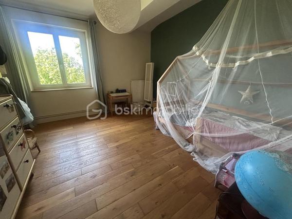 A 15 mn d'Agen environ, vous ne pourrez que tomber sous le charme de cette propriété à quelques minutes des commodités, constituée d'une grande maison en pierres avec belle terrasse couverte, garage et piscine !
Sur une parcelle d'environ 5000 M2 plate et arborée, vous découvrirez au calme une superbe maison en pierres de 280 M2, agrémentée d'une grande terrasse couverte de 100 M2 environ pour vos repas extérieurs et un carport pouvant accueillir plusieurs véhicules.
Au rez-de-chaussée, vous découvrirez une belle pièce de vie avec mezzanine, ouverte sur une large cuisine au charme rustique, une chambre ou bureau, un cellier, une buanderie.
L'étage vous mène à la mezzanine pouvant servir de bureau ou pièce de jeu et dessert 4 chambres dont un espace parental avec sa salle de bains aux beaux volumes et un bureau, une salle d'eau.
2 wc.
Le chauffage est assuré par une chaudière à granulés (2023) et les panneaux solaires installés en 2023 permettent une auto consommation un bon rapport énergétique.
A l'extérieur, grande piscine au sel (5x10) (liner neuf).
Fibre.
A visiter sans tarder !