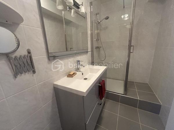 A 15 mn d'Agen environ, vous ne pourrez que tomber sous le charme de cette propriété à quelques minutes des commodités, constituée d'une grande maison en pierres avec belle terrasse couverte, garage et piscine !
Sur une parcelle d'environ 5000 M2 plate et arborée, vous découvrirez au calme une superbe maison en pierres de 280 M2, agrémentée d'une grande terrasse couverte de 100 M2 environ pour vos repas extérieurs et un carport pouvant accueillir plusieurs véhicules.
Au rez-de-chaussée, vous découvrirez une belle pièce de vie avec mezzanine, ouverte sur une large cuisine au charme rustique, une chambre ou bureau, un cellier, une buanderie.
L'étage vous mène à la mezzanine pouvant servir de bureau ou pièce de jeu et dessert 4 chambres dont un espace parental avec sa salle de bains aux beaux volumes et un bureau, une salle d'eau.
2 wc.
Le chauffage est assuré par une chaudière à granulés (2023) et les panneaux solaires installés en 2023 permettent une auto consommation un bon rapport énergétique.
A l'extérieur, grande piscine au sel (5x10) (liner neuf).
Fibre.
A visiter sans tarder !
